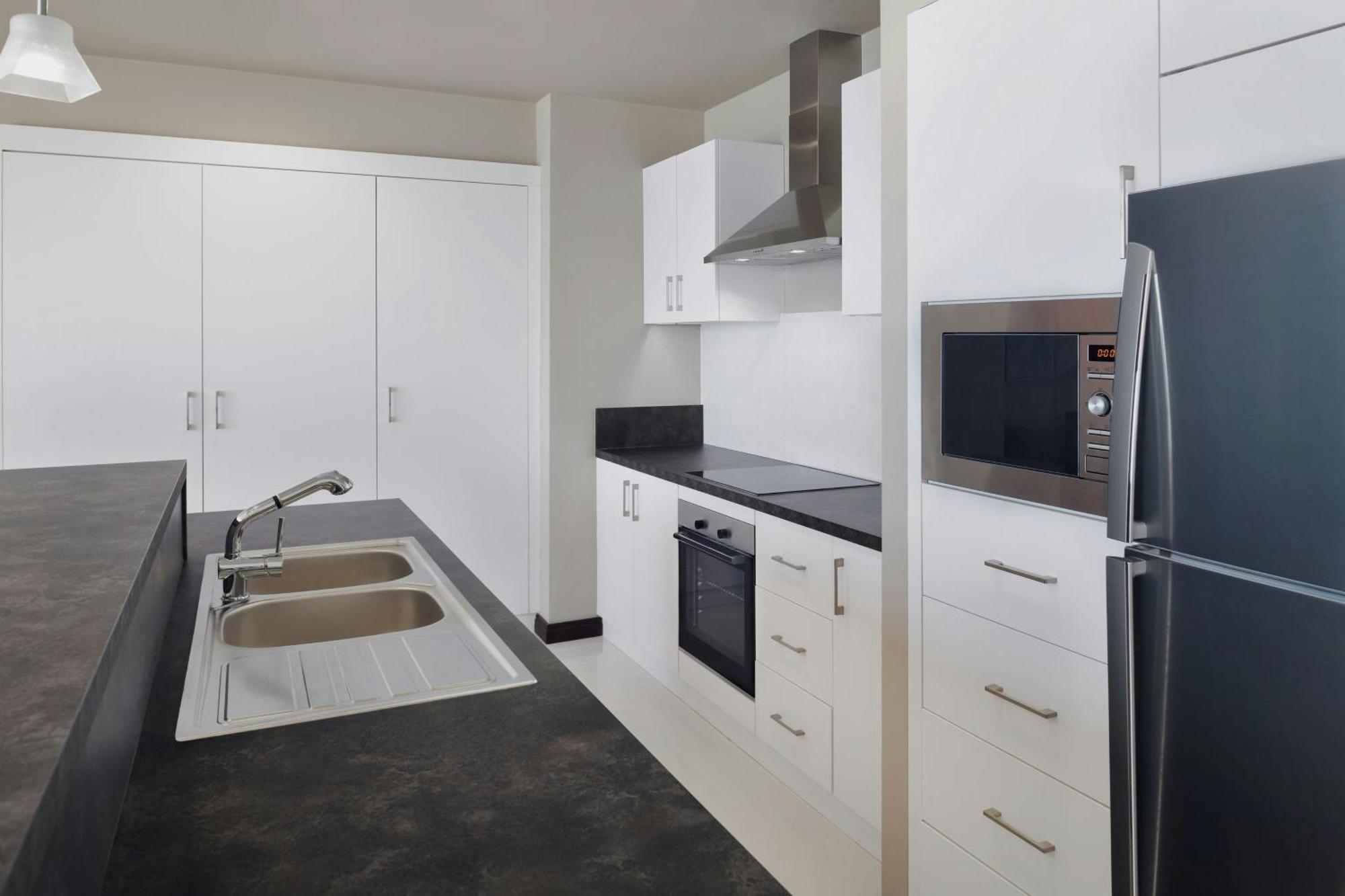 Delta Hotels By Marriott City Center Доха Экстерьер фото A typical kitchen in a student apartment